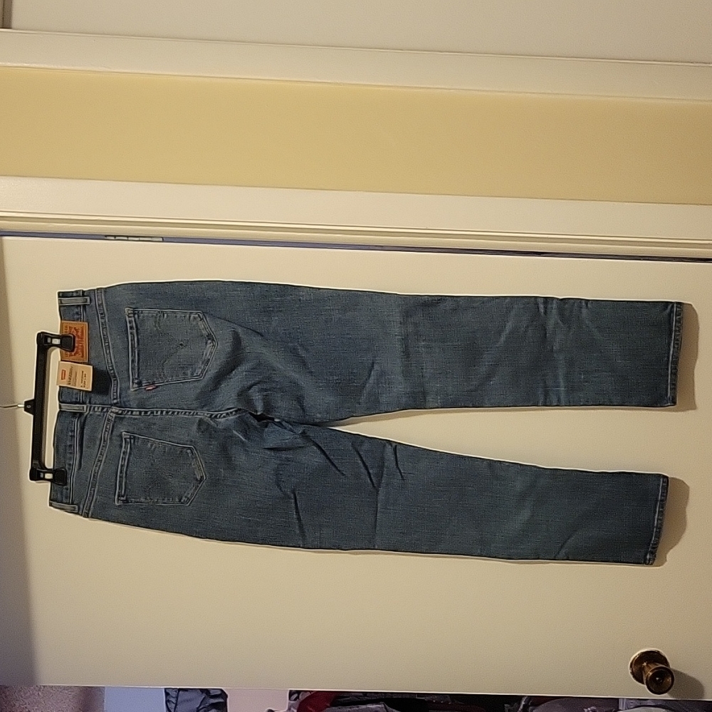 NWT: Levi's Classic Straight Distressed Jeans - Picture 6 of 11